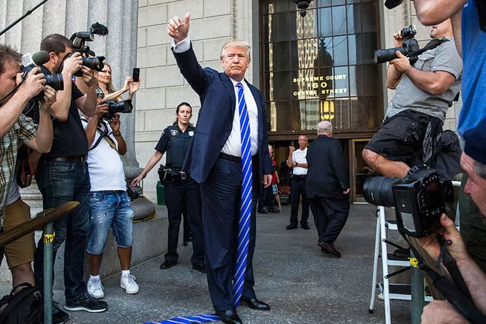 Algún gracioso se está dedicando a photoshopear fotos de Trump con corbatas larguísimas