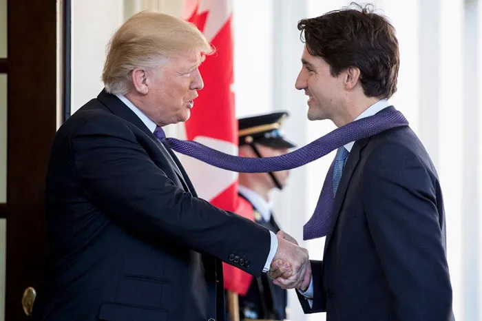 Algún gracioso se está dedicando a photoshopear fotos de Trump con corbatas larguísimas