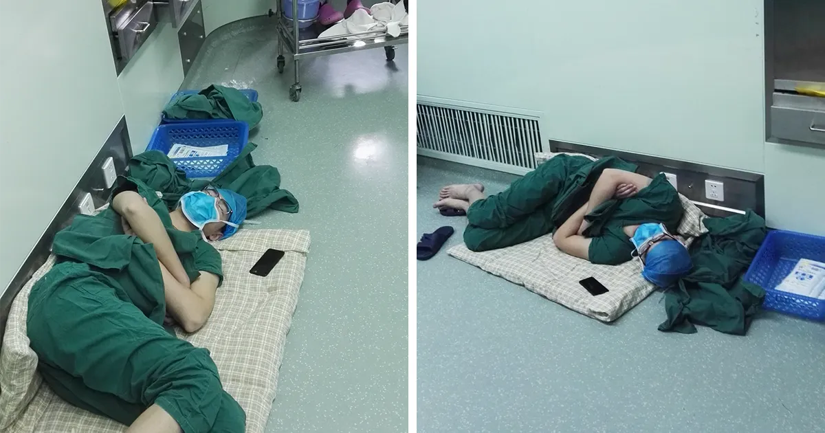 Pillan a este cirujano dormido en el suelo tras un duro turno de 28 horas, y las fotos se están volviendo virales
