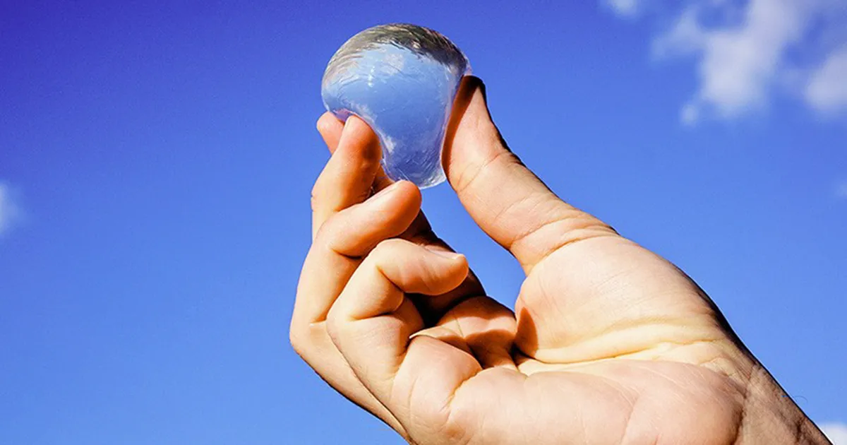 Estas burbujas de agua comestibles podrían remplazar muy pronto a las botellas de plástico