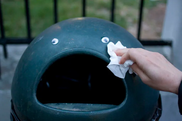 Una papelera triste
