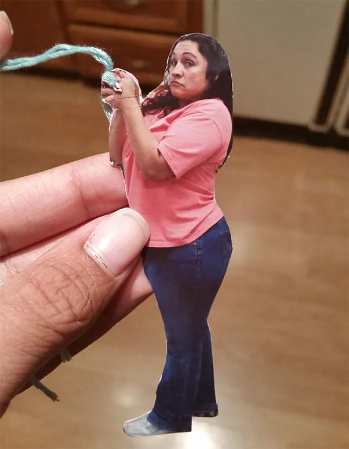 Le pedí a mi madre un marcapáginas bonito y me dio esto (sí, es ella)
