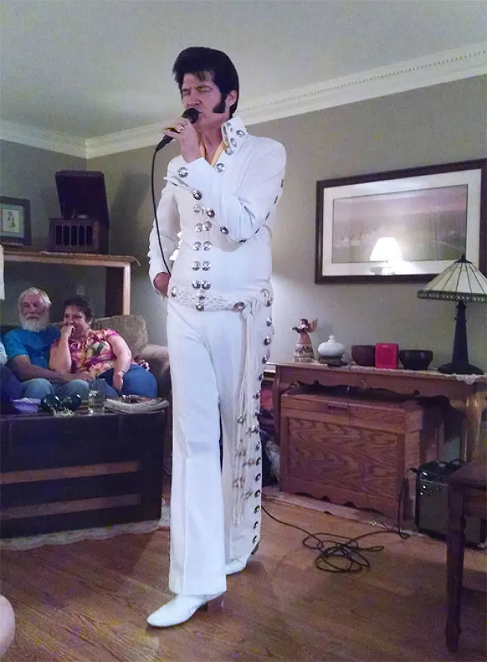Mi familia es muy rara. Hoy mi madre ha invitado por sorpresa a un imitador de Elvis