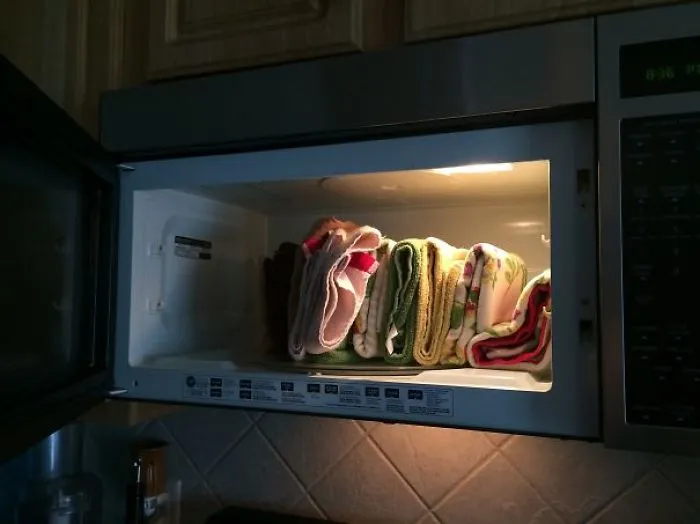 Le pedí a mi marido que guardara estos paños en la cocina y no se le ocurrió un sitio mejor