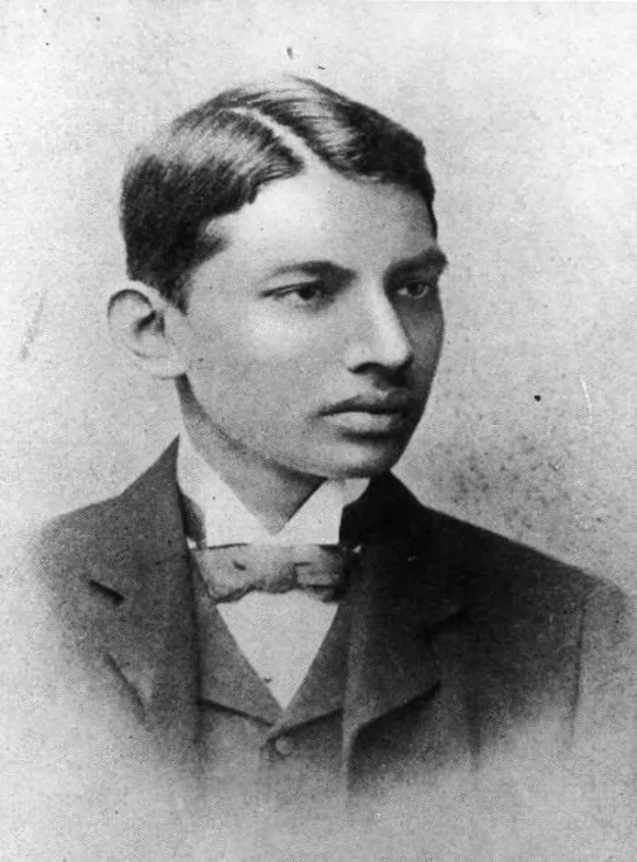 Mahatma Gandhi en 1887 cuando estudiaba derecho