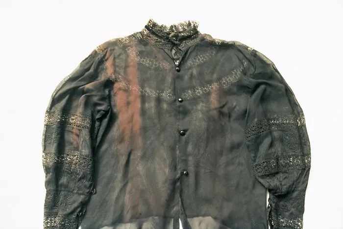 Vieja camisa negra