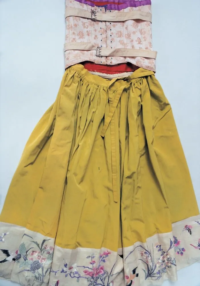 Traje con falda