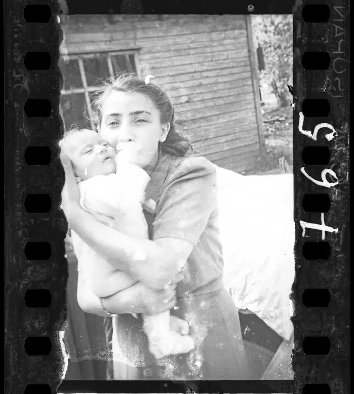 1940-1942: Mujer con su hijo, familia de la policía del gueto