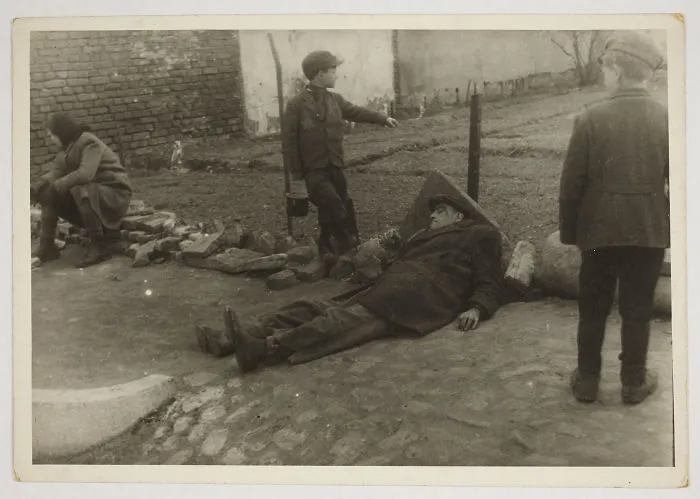 1940-1944: Hombre enfermo tirado en el suelo