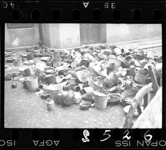 1944: Cubos y platos abandonados por los residentes deportados
