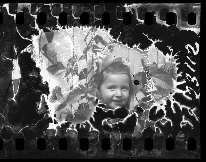 1940-1944: Niña sonriente
