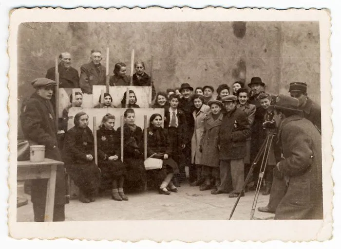 1940: Henryk Ross haciendo fotos para tarjetas identificativas