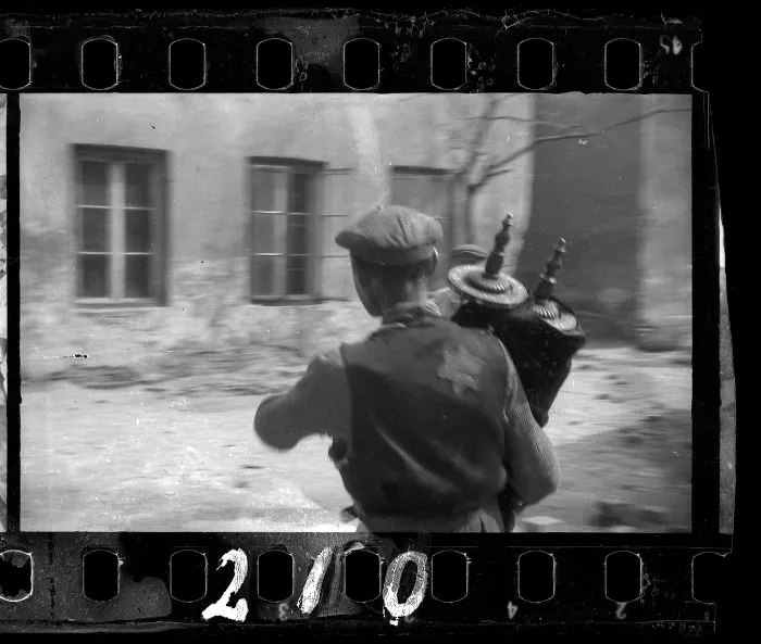 1940: Un hombre que salvó la Torá de las ruinas de la sinagoga destruida