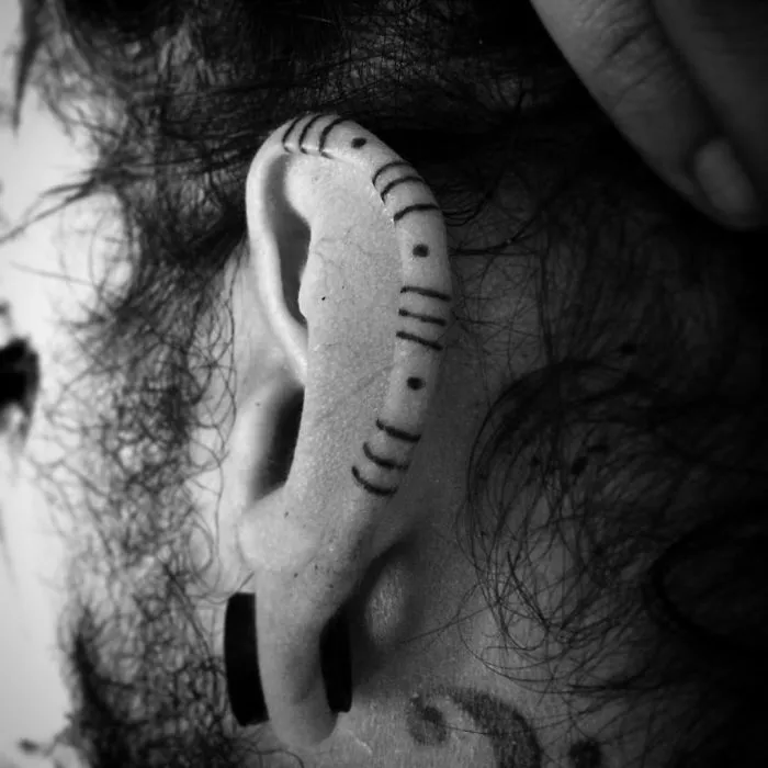 La tendencia de los tatuajes en el hélix está conquistando instagram, y tú también querrás uno cuando lo veas