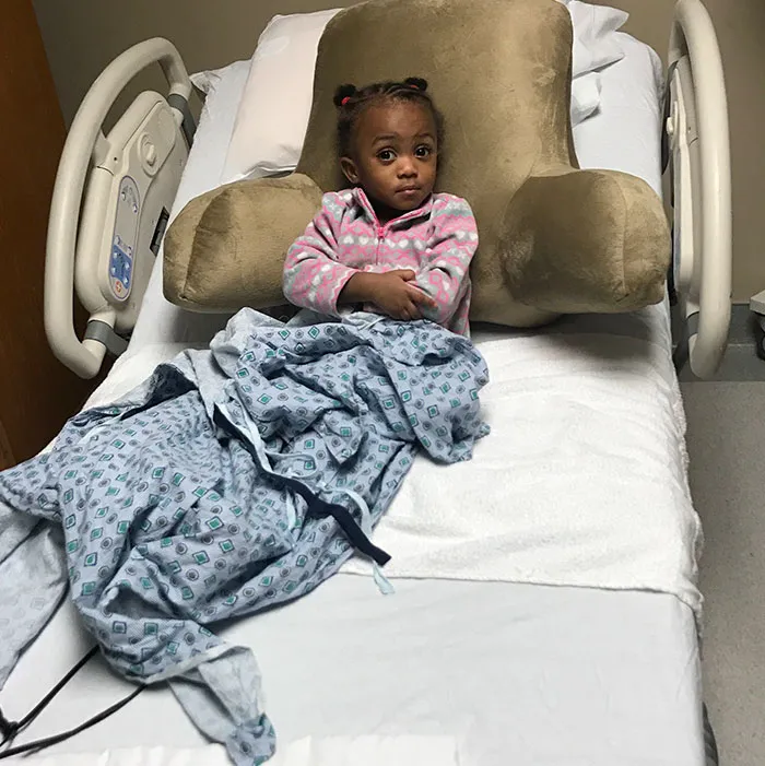 Mi sobrina no muy emocionada, esperando en el hospital a conocer a su nuevo hermano