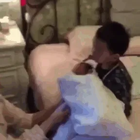 Tras presentarle a su nuevo hermano