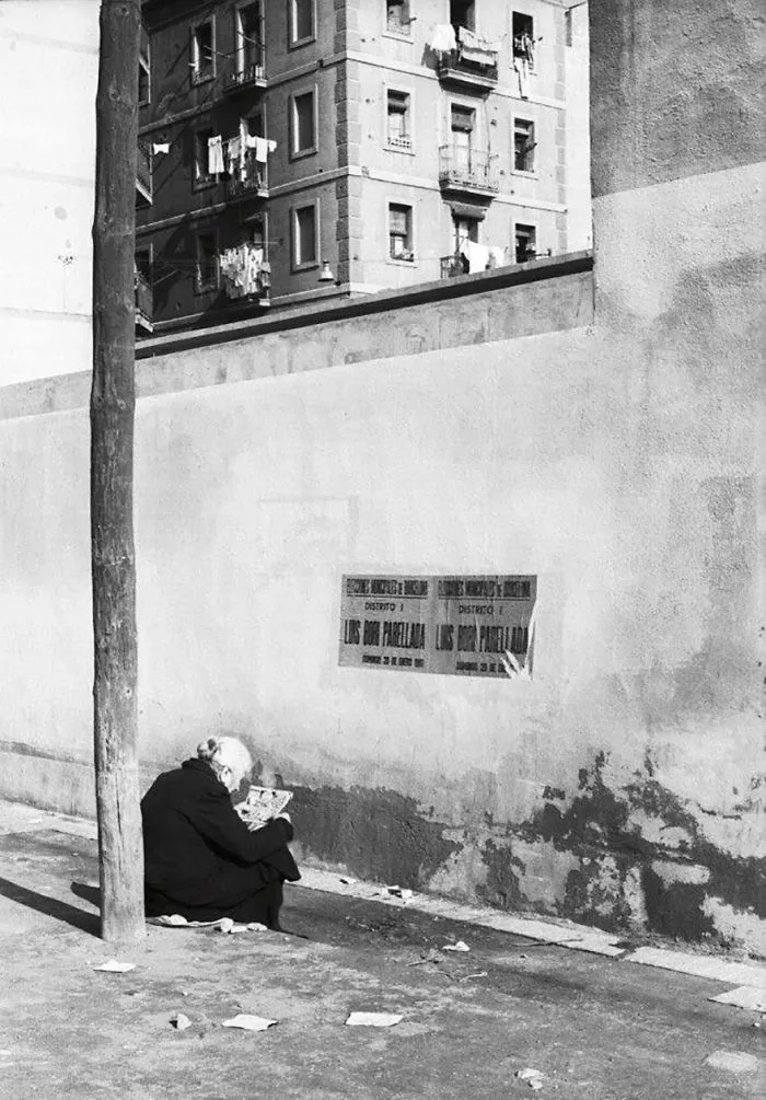 Man Buys Envelope For $3.50 In Flea Market, Discovers Lost Photos Of Barcelona By Unknown Master Photographer Inside