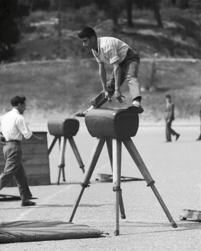 Man Buys Envelope For $3.50 In Flea Market, Discovers Lost Photos Of Barcelona By Unknown Master Photographer Inside