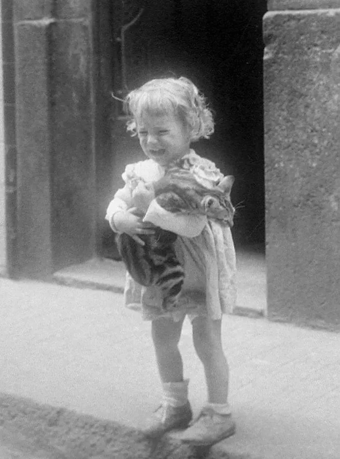 Man Buys Envelope For $3.50 In Flea Market, Discovers Lost Photos Of Barcelona By Unknown Master Photographer Inside