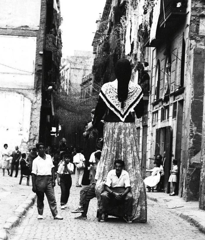 Man Buys Envelope For $3.50 In Flea Market, Discovers Lost Photos Of Barcelona By Unknown Master Photographer Inside
