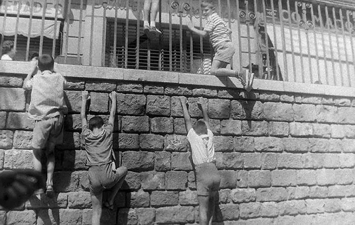 Man Buys Envelope For $3.50 In Flea Market, Discovers Lost Photos Of Barcelona By Unknown Master Photographer Inside