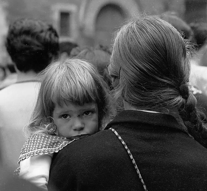 Man Buys Envelope For $3.50 In Flea Market, Discovers Lost Photos Of Barcelona By Unknown Master Photographer Inside