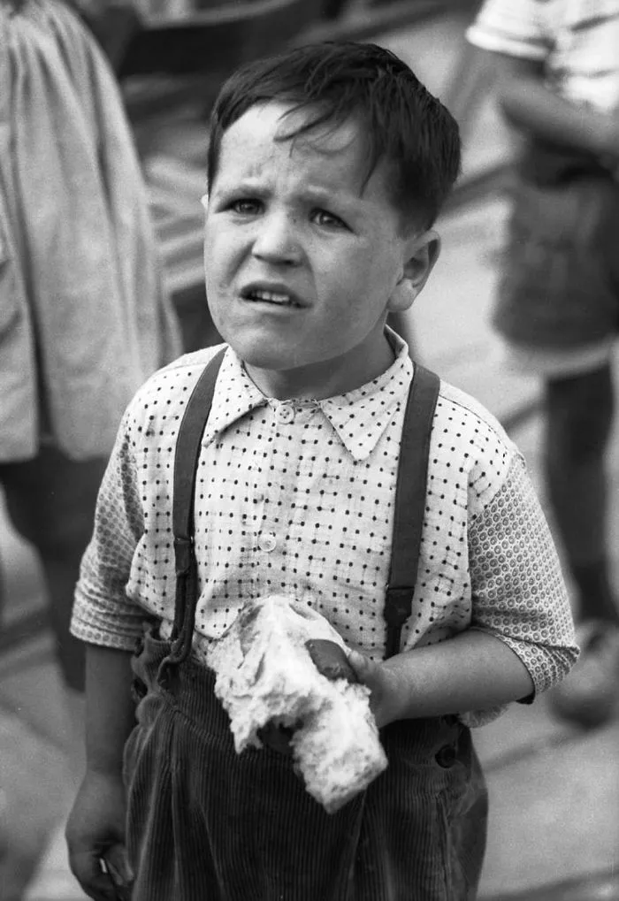 Man Buys Envelope For $3.50 In Flea Market, Discovers Lost Photos Of Barcelona By Unknown Master Photographer Inside