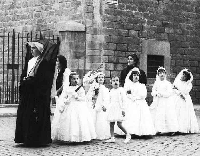Man Buys Envelope For $3.50 In Flea Market, Discovers Lost Photos Of Barcelona By Unknown Master Photographer Inside