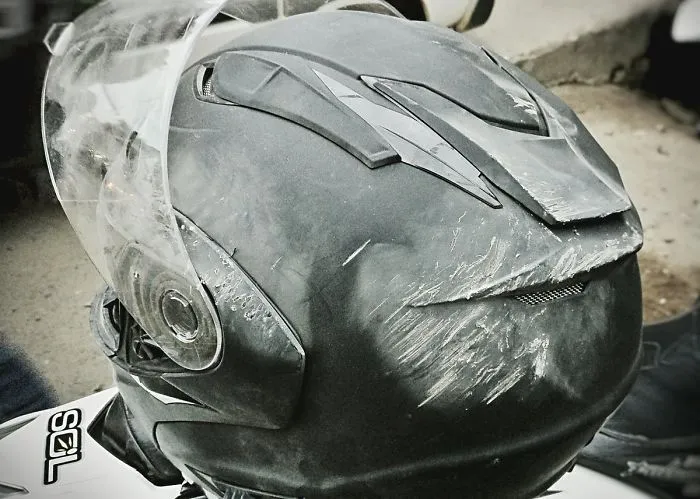 Si así está el casco, imaginad mi cabeza sin él