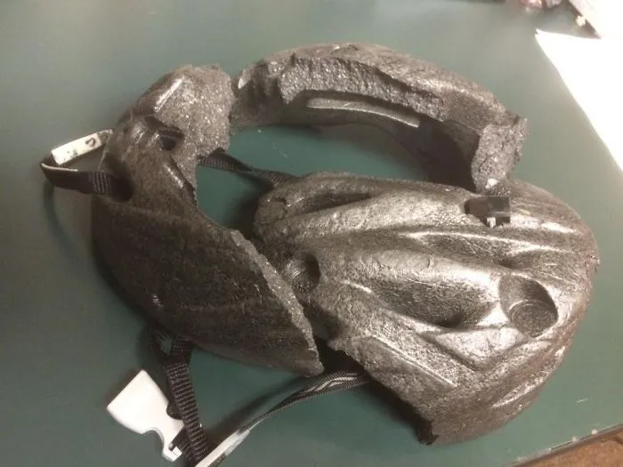 Este es el casco de un niño, y le ha salvado de heridas muy serias
