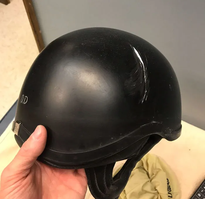 Mi casco tras volcar ayer
