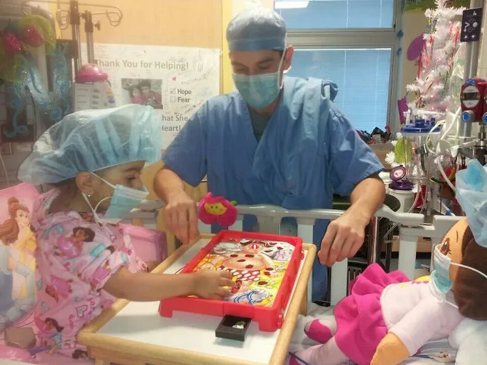 Mi sobrina de 2 años pasa el tiempo en el hospital jugando a Operación con su médico... ¡preparados para cirugía!