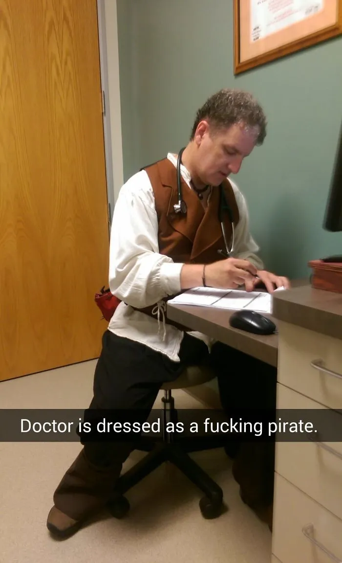 Mi primera vez en este médico e iba disfrazado de pirata, con loro falso y todo