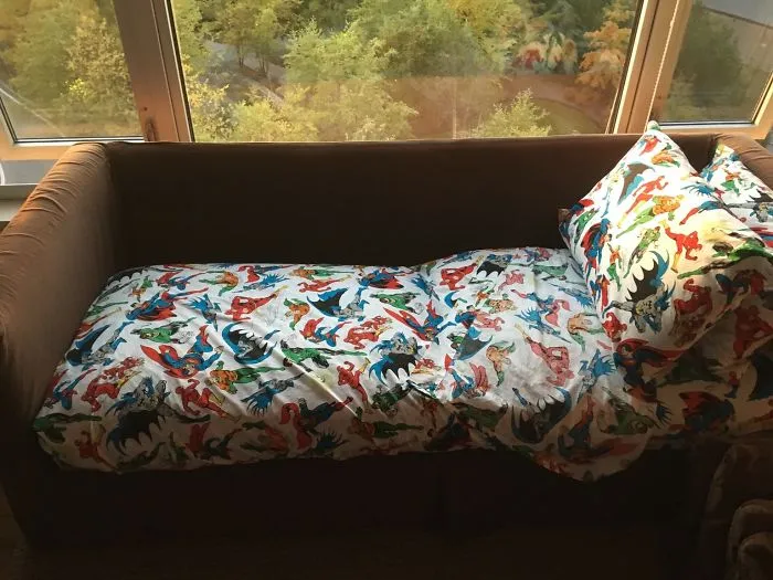 Hoy me quedo a dormir en casa de mis padres, y mi madre me ha preparado el sofá. Tengo 27 años