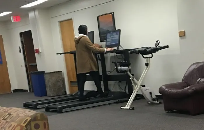 Cinta de correr con un portátil, para hacer ejercicio y estudiar a la vez