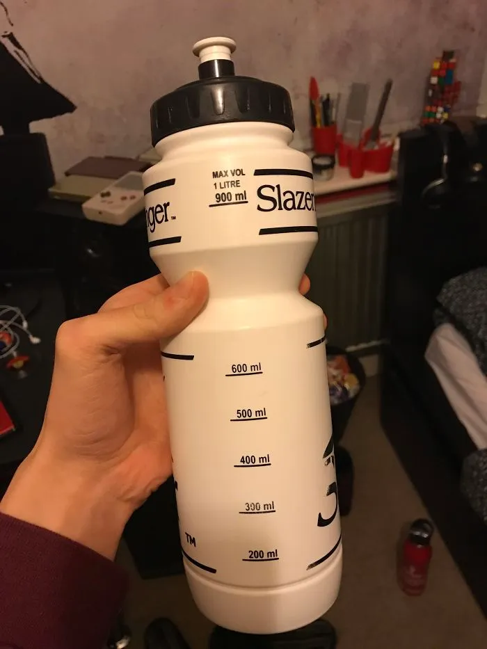 Water bottle design fail showing inconsistent measurements: labeled as 1 liter, marked as 900 ml.