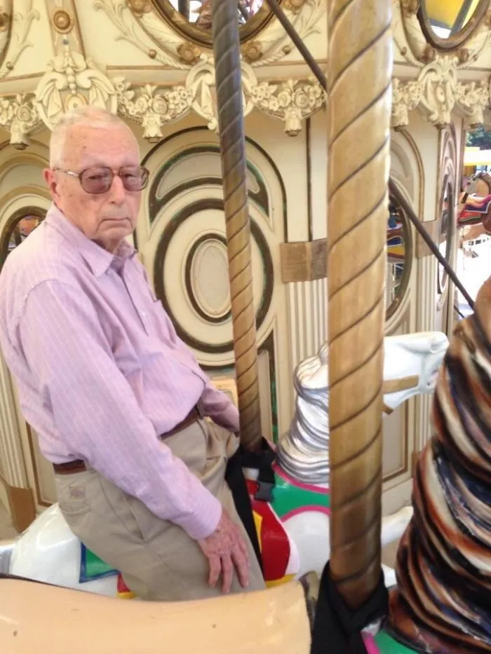 Mi hermana consiguió que mi abuelo se subiera al carrusel