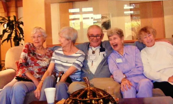 Mi abuelo se acaba de mudar a una residencia de ancianos y nos ha mandado esta foto