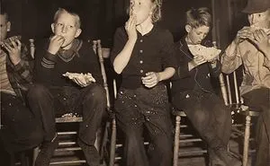 Hey Pandas, Share Vintage Photos Of Your Moms Being Cool!
