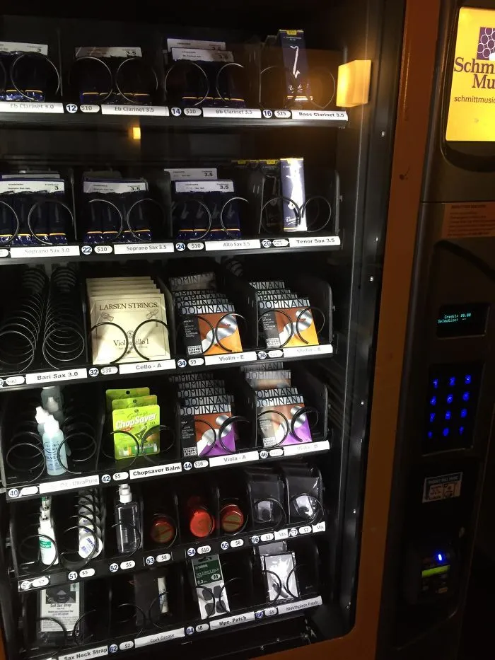 Máquina de vending con cuerdas para violín y boquillas de flauta en la escuela de música