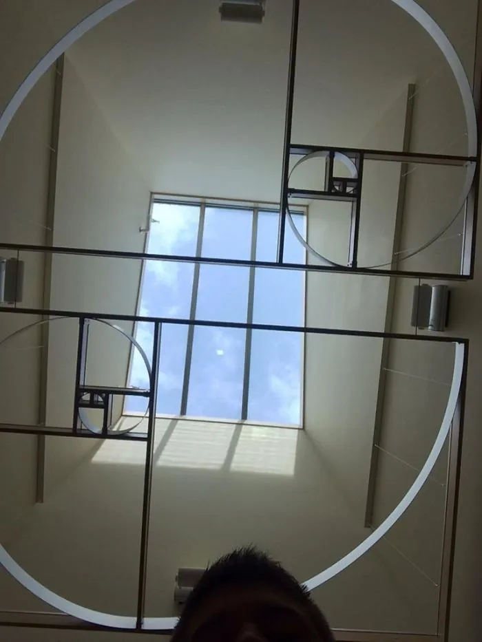 Tragaluz decorado con espirales de Fibonacci en la facultad de matemáticas