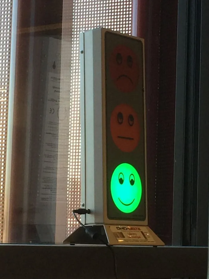 Esta máquina detecta los niveles de sonido en la biblioteca universitaria