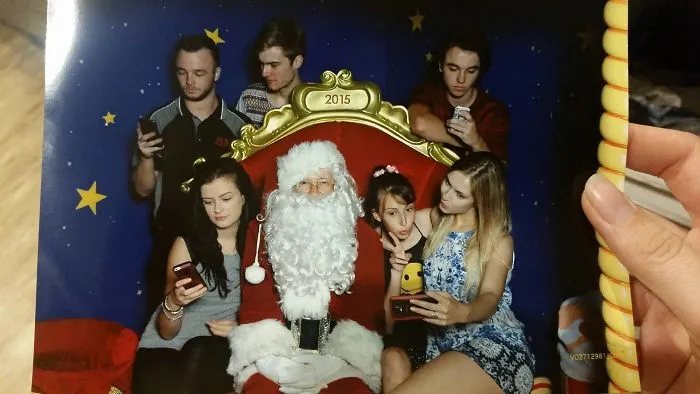 Los padres de mi amiga la obligan a ella y a sus hermanos a fotografiarse con Santa cada año. Este año se vengaron y se llevaron esta belleza a casa