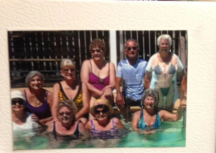 Mi abuelo me decía que tenía 8 "amigas" en la residencia. No le creía, hasta que vi esta foto