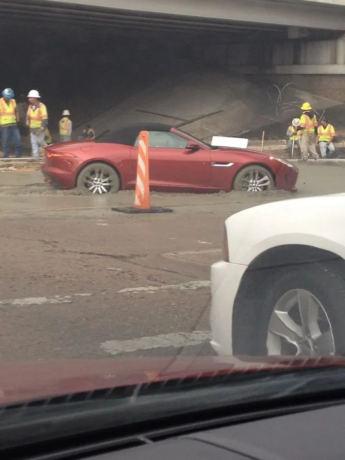 Este Jaguar nuevo no quería esperar en el atasco y atajando se metió en el cemento fresco