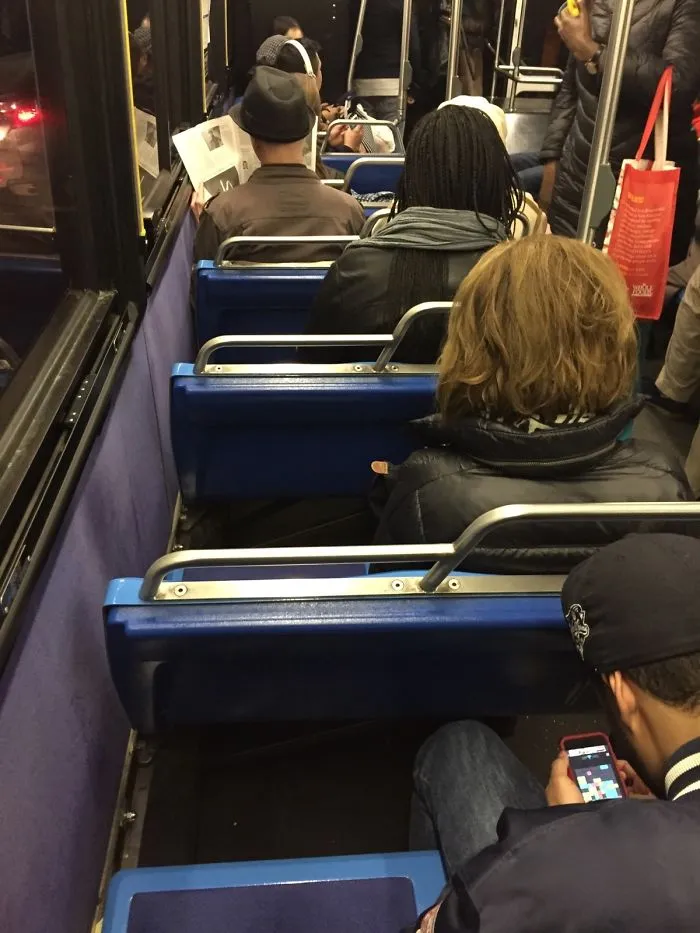 Esa gente bloqueando el asiento junto a la ventana