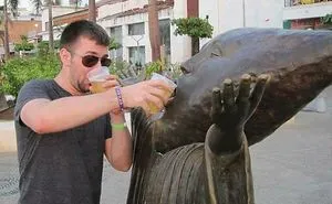 People Having Too Much Fun With Statues 😂