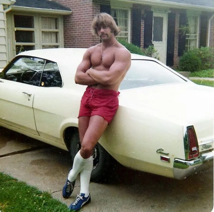 Estas fotos de los 70 con hombres en pantalones muy cortos muestra una moda olvidada