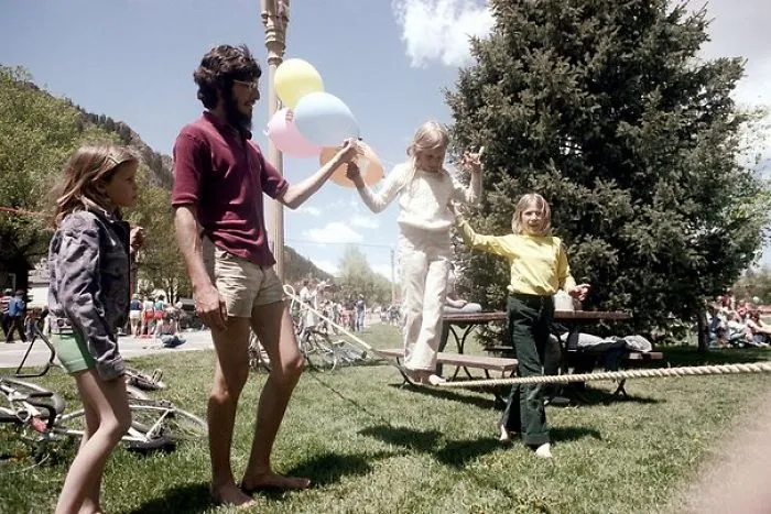 1970s Pics Of Men's Shorts Show A Forgotten Fashion Trend That Made Men Cool