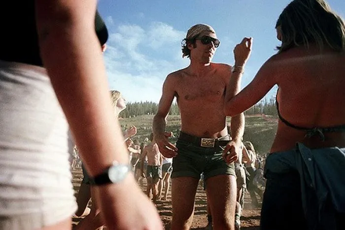 1970s Pics Of Men's Shorts Show A Forgotten Fashion Trend That Made Men Cool